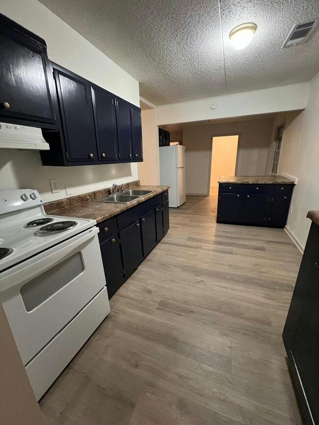 Building Photo - 791 Par Ave