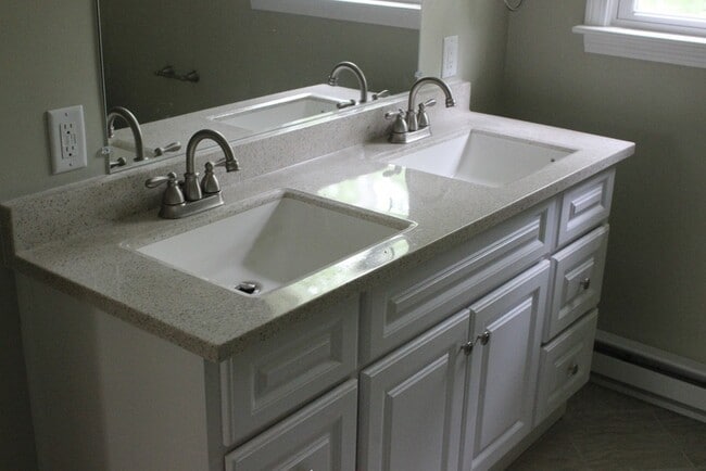 Building Photo - 48 Colonial Way