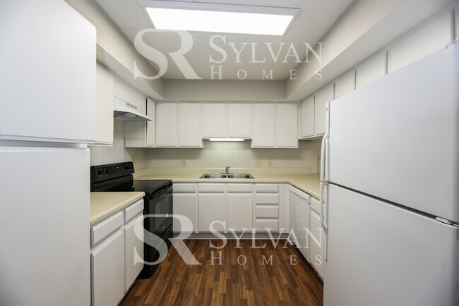 Building Photo - Charming 3BR 2.5BA Townhome Ready for Move...