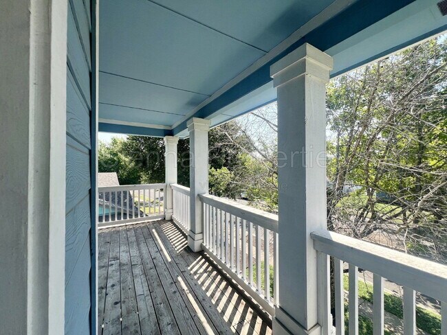 Building Photo - 725 Sampson