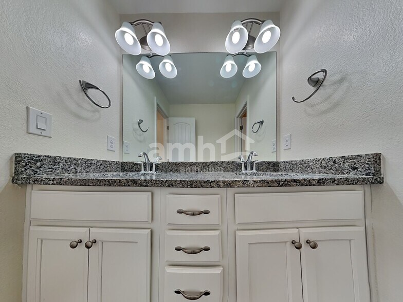 Building Photo - 12749 Ventana St