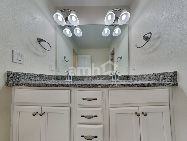 Building Photo - 12749 Ventana St