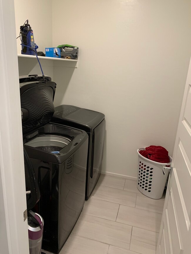 Building Photo - 2342 E Hidalgo Ave