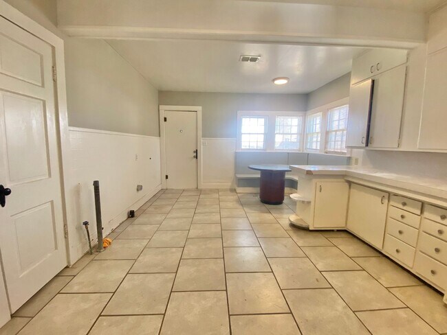 Building Photo - Larger 2 bed 1 bath cute cottage now avail...