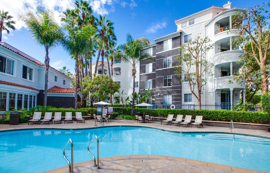 Take a dip in our swimming pool - The Villas at Park La Brea