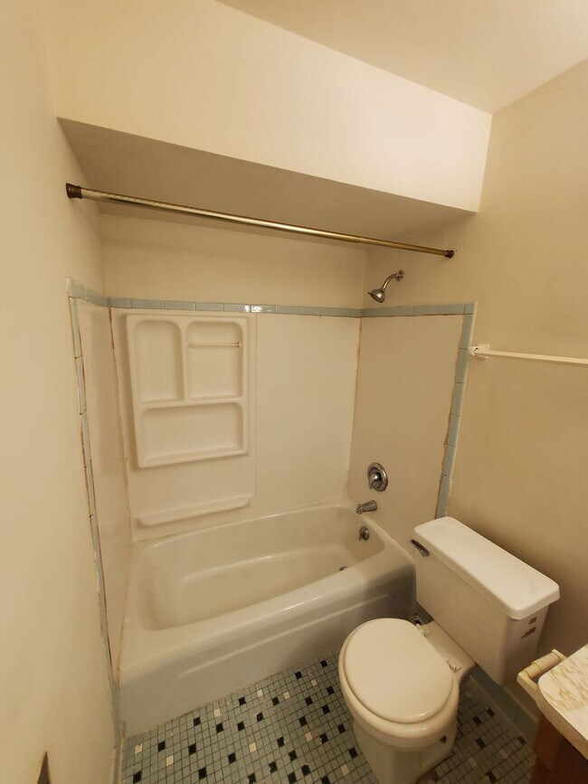 Interior Photo - 1920 Lathrop Ave. (16 Unit)