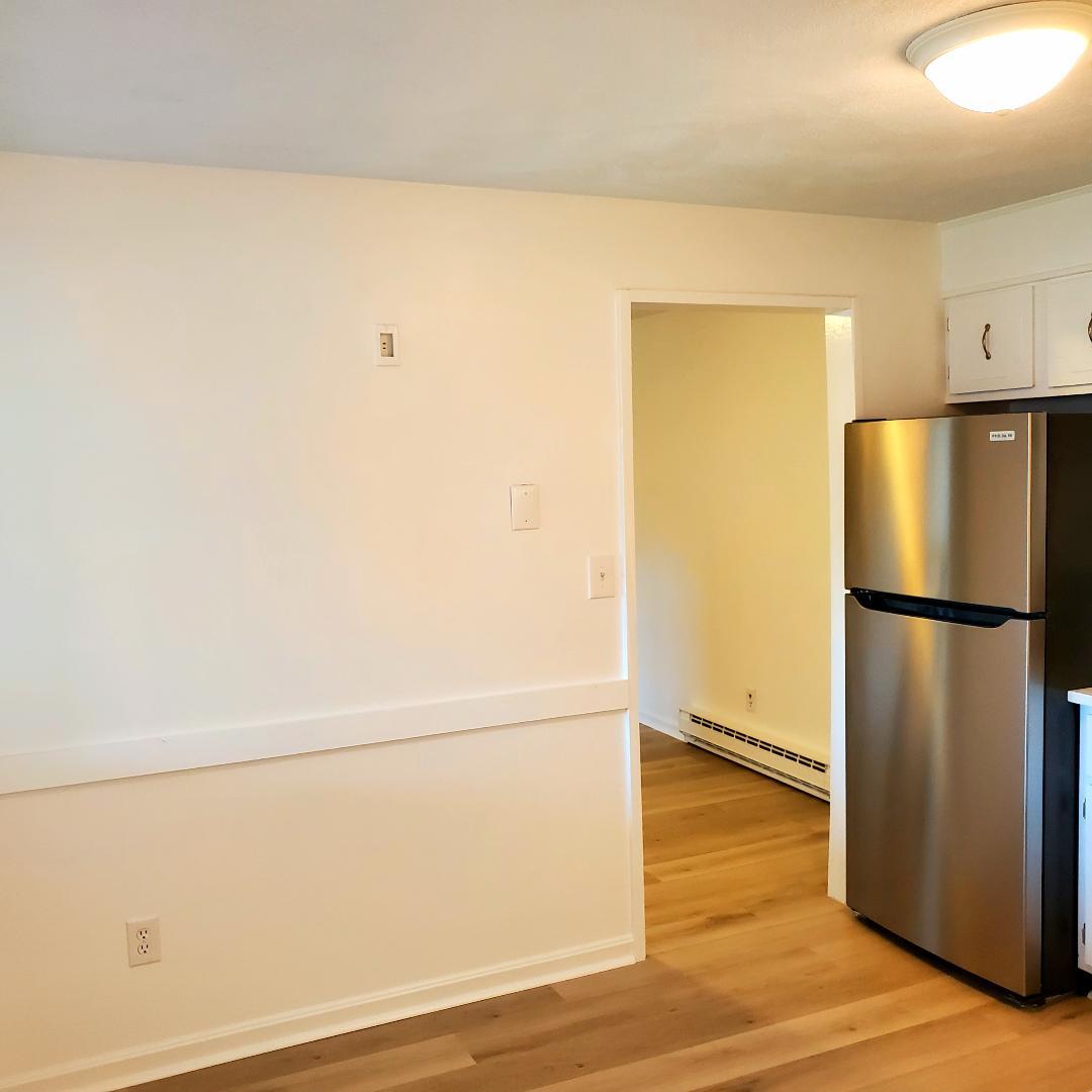 Kitchen eat-in area - 49 Spencer Rd