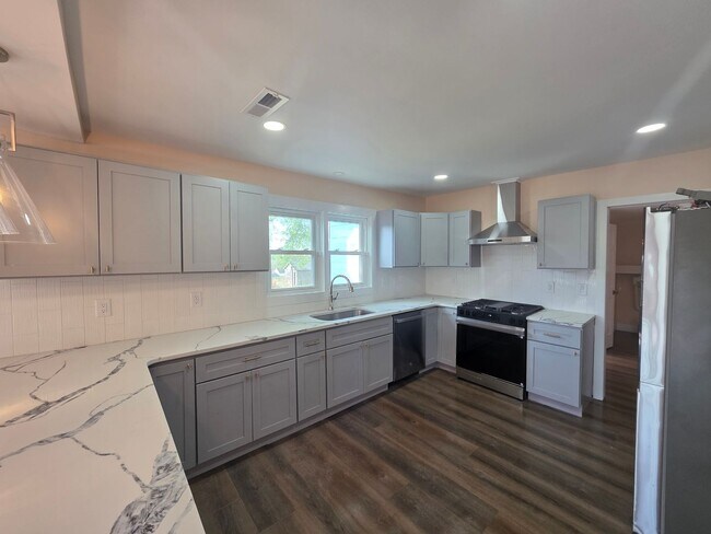 Building Photo - Newly Renovated Stunning Home