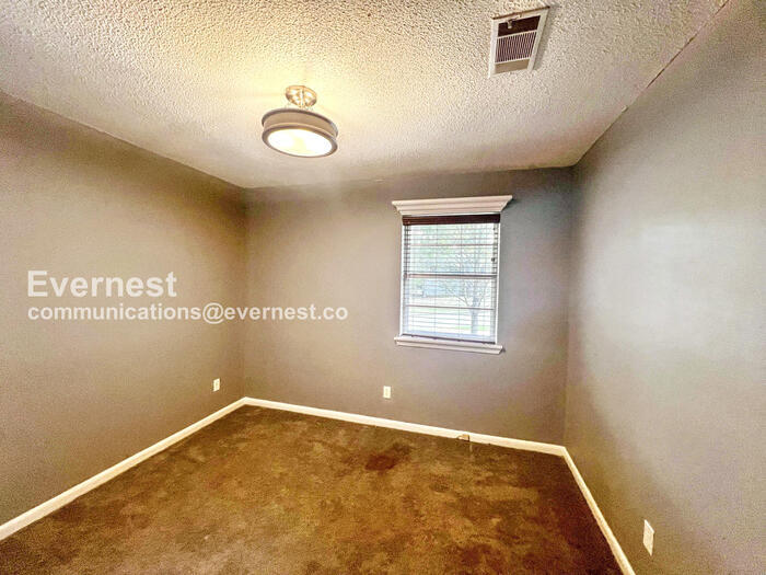 Building Photo - 903 Bristol Dr