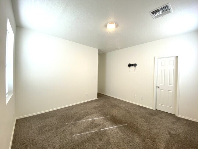 Building Photo - MUST SEE 3BR/2Bath