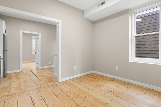 Building Photo - Tour 6/4/25 4-5pm Beautiful 1 Bedroom Apar...