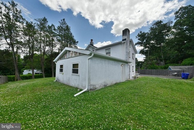 Building Photo - 422 Willow Grove Ave