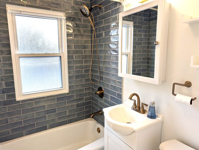 Building Photo - 1106 N Main St