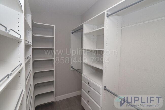 Building Photo - Cozy 2B/2BA with office/den