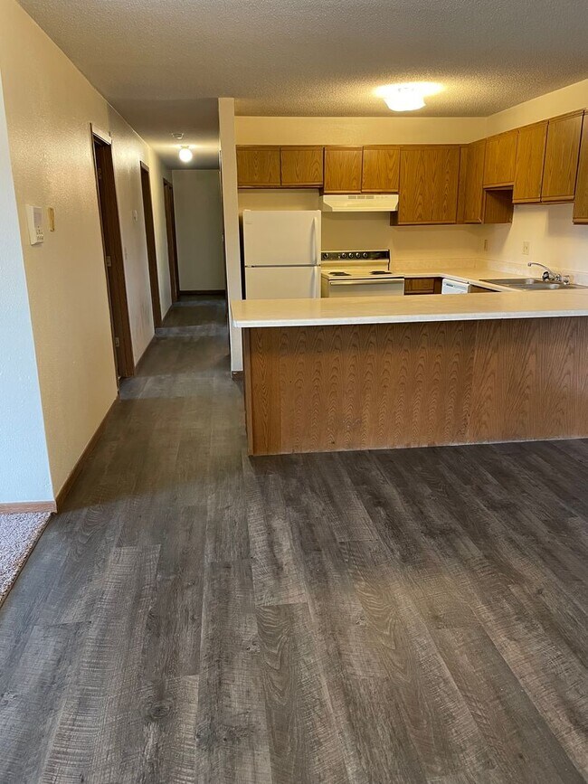 Building Photo - 4 Bedroom 2 Bathroom Apartment