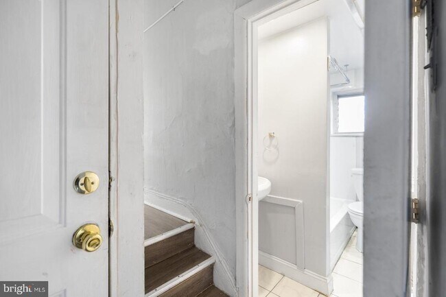 Building Photo - 1735 W Oxford St