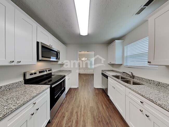 Building Photo - 621 Everlasting Way