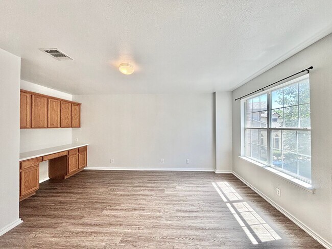 Building Photo - Spacious 3 bedroom home!