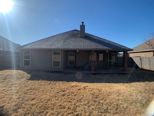 Building Photo - Three Bedroom Brick Mustang