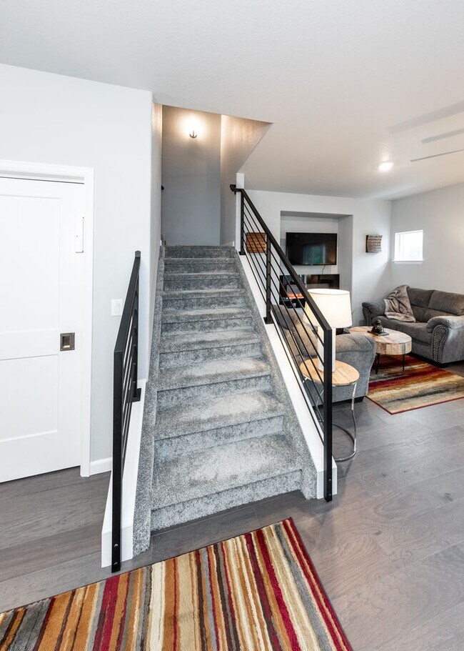 Building Photo - Urbanite Living near Downtown 3 Bed End Unit Townhouse