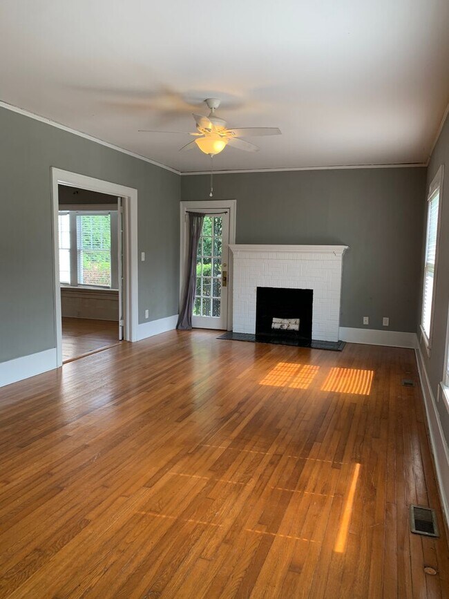 Building Photo - Beautiful Historic 3 Bedroom 2 Bath House on Colonial Drive