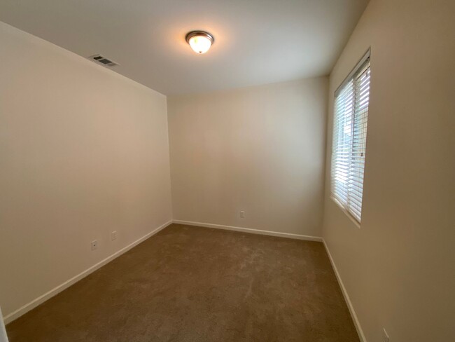 Building Photo - NW Visalia Home Available now, October SPE...