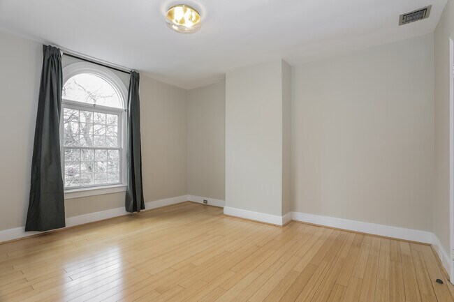 Building Photo - 2927 Cathedral Ave NW