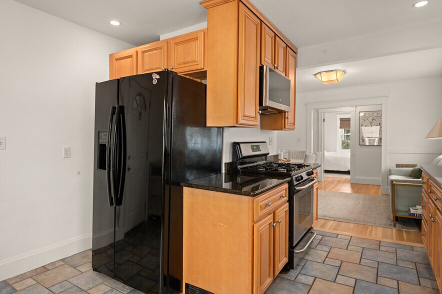 Building Photo - 37 Everett St