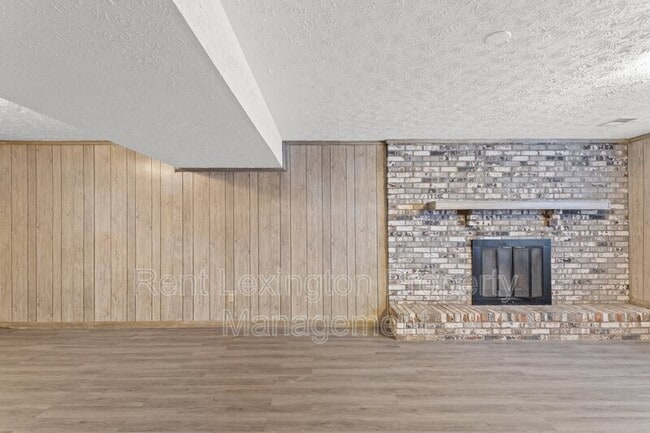 Building Photo - 1932 Mint Julep Ln