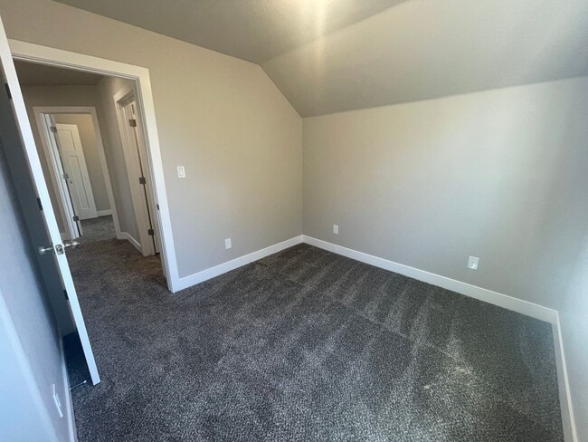 Building Photo - Cedar Reserve End Unit!!