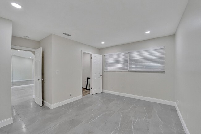 Building Photo - Beautifully Renovated 3BR/2BA Townhome in ...