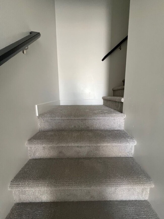 Building Photo - SPACIOUS HOME FOR RENT!