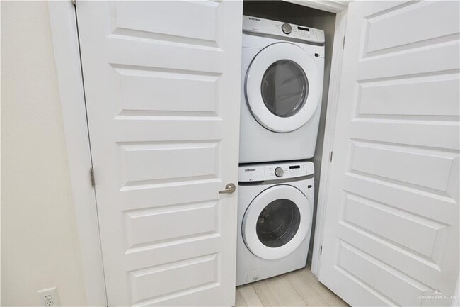 Building Photo - 18 Israel E Ave