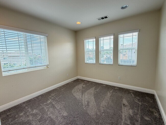 Building Photo - Beautiful Updated 3 bedroom home