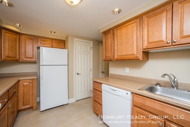 Building Photo - Stunning Two-Bedroom Apartment