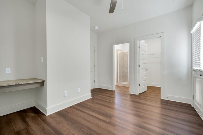 Building Photo - One Bedroom Cottage with Fenced Backyard!