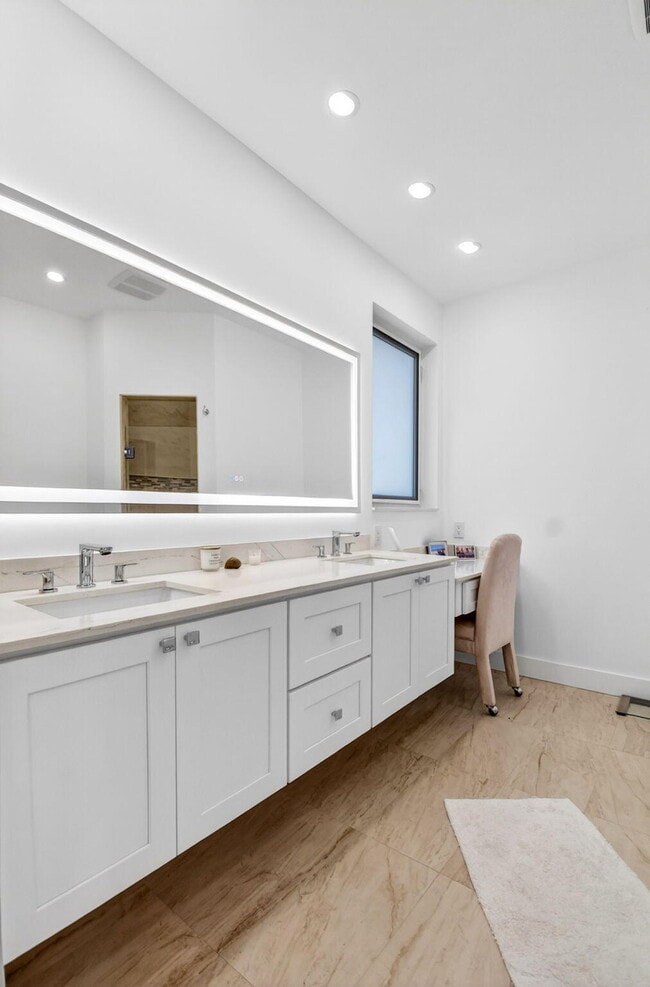 Building Photo - 5063 Ventura Dr