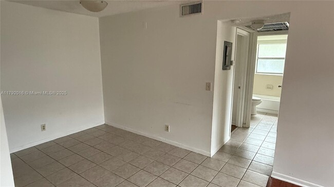 Building Photo - 1032 Twin Lakes Dr