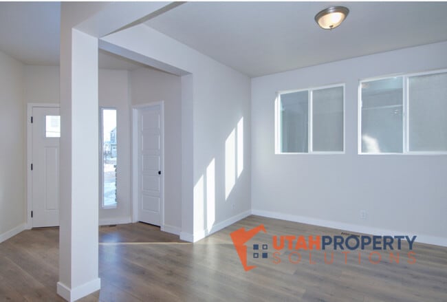 Building Photo - 4693 Daisy Ln