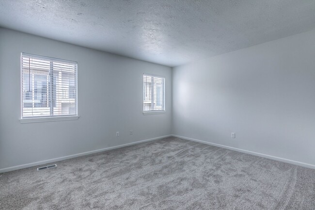 Building Photo - Updated 3 Bedroom 3 Bath Townhome