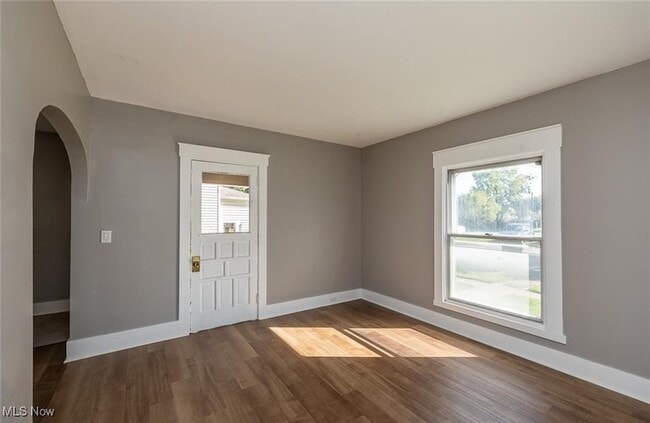 Building Photo - 353 S Maple St