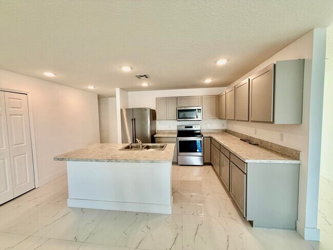 Building Photo - 205 SW Chelsea Terrace