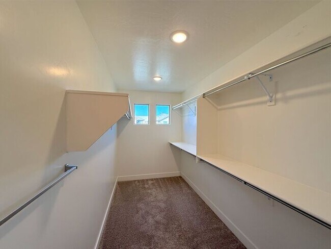 Building Photo - 4 Bed, 2.5 Bath Home with 2 Car Garage