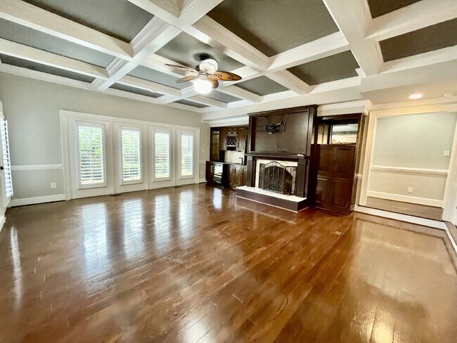 Building Photo - 4 Bed, 4 And A Half Bath Nest In Haymount