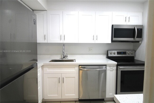Building Photo - 3750 Inverrary Dr