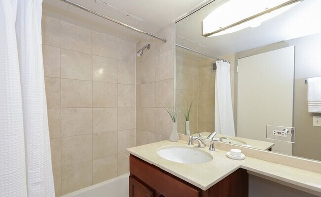 Building Photo - 2300 N Commonwealth Ave