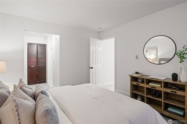 Building Photo - Spacious 2-Bedroom Ground Floor Condo with Private Yard in Kirkland