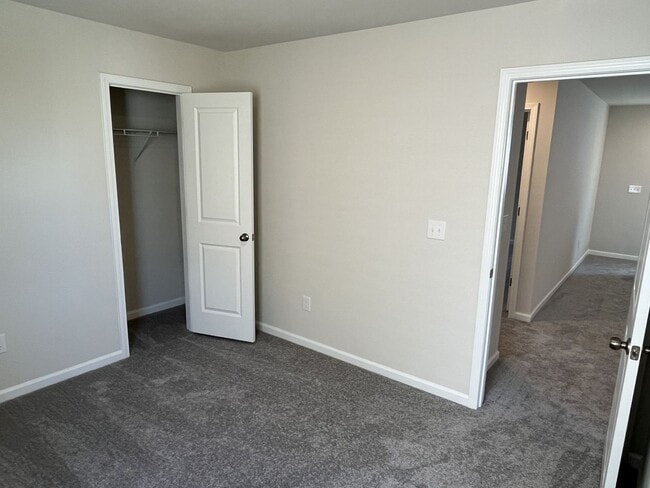 Building Photo - COMING AUGUST 2026!!! Newer 4 Bed Home in University Area