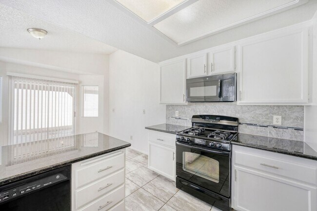 Building Photo - Newly painted and new carpet!