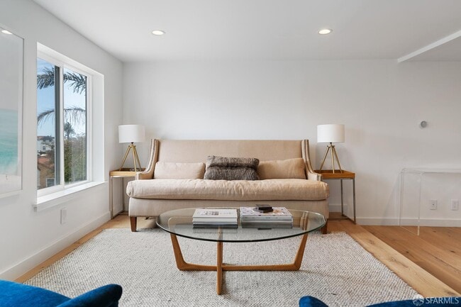 Building Photo - 628 Los Palmos Dr